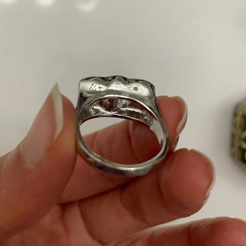 Green Stone and mother of Pearl Bow style Silver tone Ring New